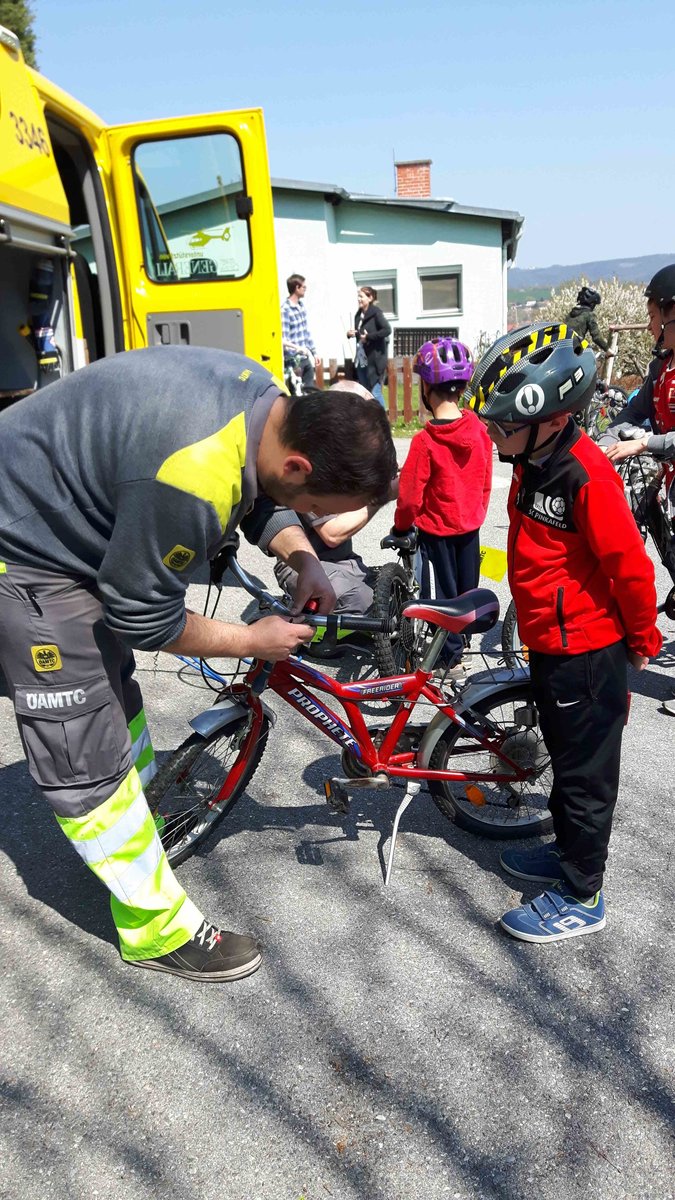 ÖAMTC: Gelbe Engel zu Besuch im SOS Kinderdorf Pinkafeld TEAM SOS Kinderdorf Eine Runde mit dem Fahrrad um