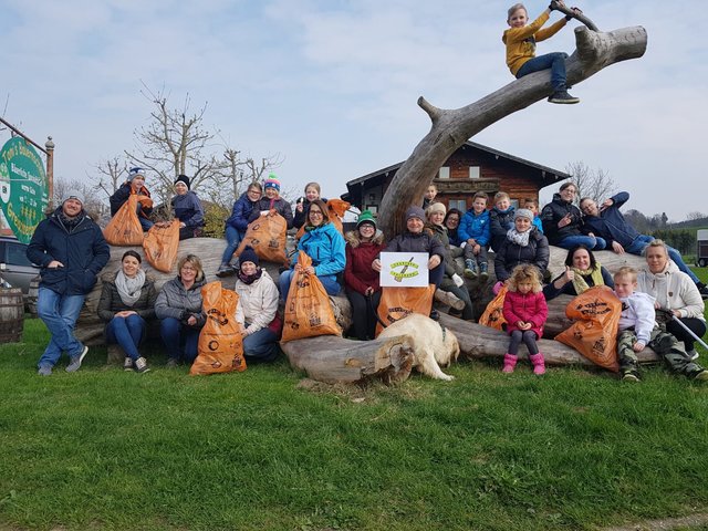Alle Vereine, im Bild die Imker und die Kinder der Volksschule beteiligten sich fleißig am Frühjahrsputz ihrer Gemeinde. | Foto: Gemeinde Neumarkt