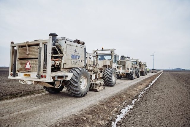 Diese Riesen-Rüttler verursachten Vibrationen, die von "Geophonen" anschließend aufgenommen wurden. | Foto: OMV