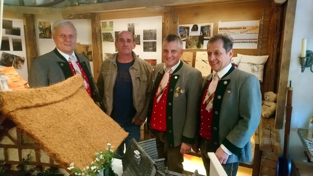 Gemeinderat Franz Fidler gratulierte mit Kapellmeister Johann Ibersperger und Kurt Egerer dem Museumsleiter Bernhard Pichler (2. v. links) zur sehenswerten Ausstellung.