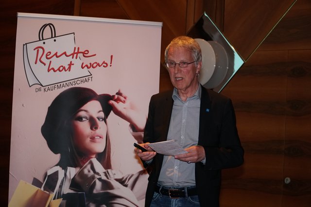 Bgm. Luis Oberer erläuterte bei der Versammlung der Kaufleute, was im Untermarkt geplant ist. | Foto: Reichel