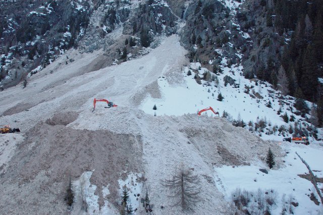 Im Winter 2008/2009 wurde die Fahrbahn von einer massiven Lawine verlegt. | Foto: Gemeinde Sölden