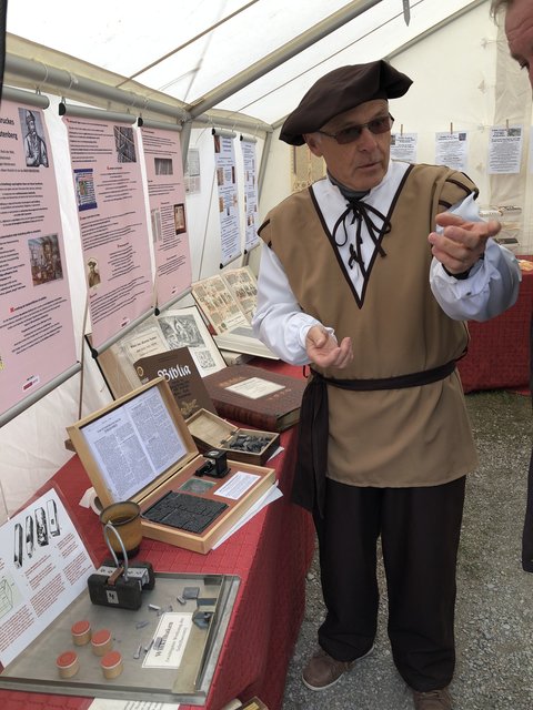 Beim Stand des Drucks durften die Besucher anhand einer historischen Druckerpresse selbst etwas drucken. 