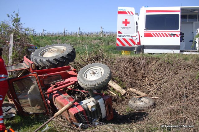 Der Traktor stürzte etwa 30 Meter ab und blieb seitlich liegen.