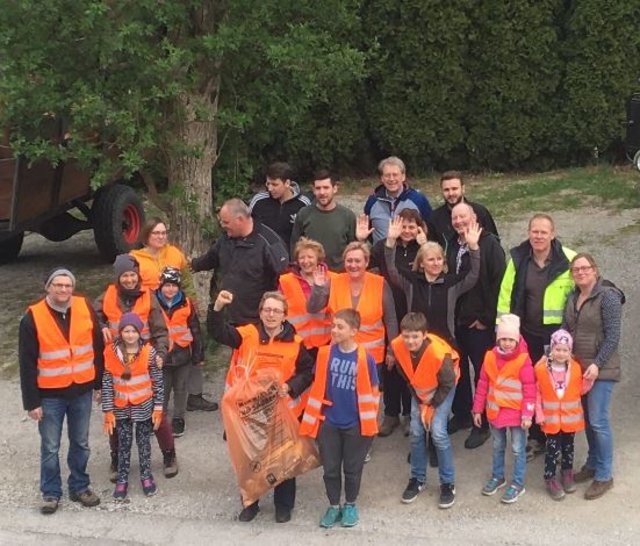 Gemeinsam wurde viel Müll und einiges an illegal entsorgtem Bauschutt entsorgt. | Foto: zVg