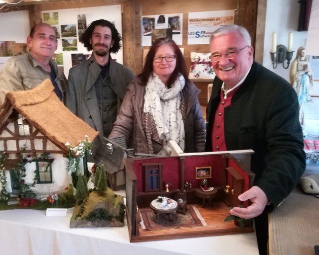 Museumsleiter Bernhard Pichler mit dem gebürtigen Flatzer Gernot Reiterer, der mit seinen Miniaturen auch GR Brigitte Ulreich und StR Karl Pölzelbauer begeisterte.