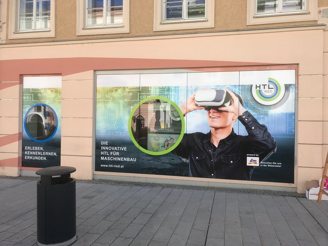Die Schule darf sich kostenlos im Schaufenster präsentieren.