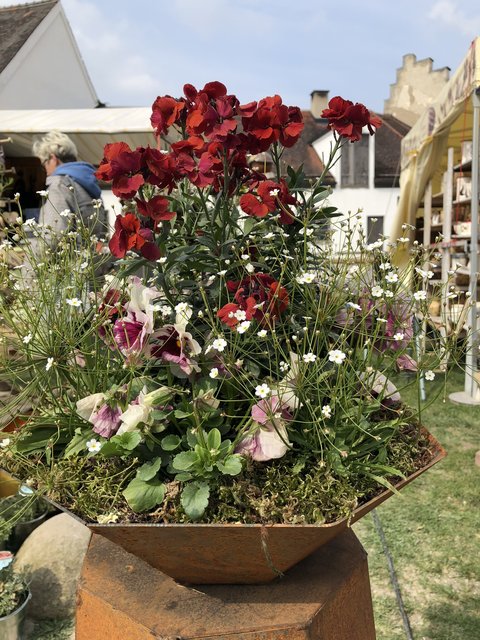 Blumengestecke konnten vor Ort auf Burg Burghausen gekauft werden.