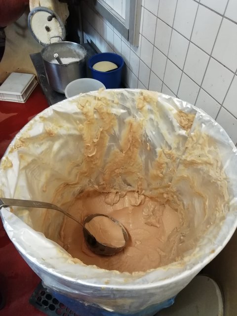 Ein riesiger Topf voll mit Bananenmark. Sieht für mich nicht so geschmackvoll aus wies schmeckt ;-) | Foto: Werner Achs