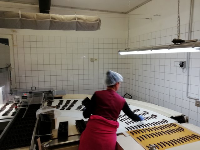 Hier wird ebenfalls bereits eingepackt, aber nicht maschinell, sondern von einer Mitarbeiterin. Die Maschine packt doch nicht alle Schokobananen ;-)) | Foto: Werner Achs