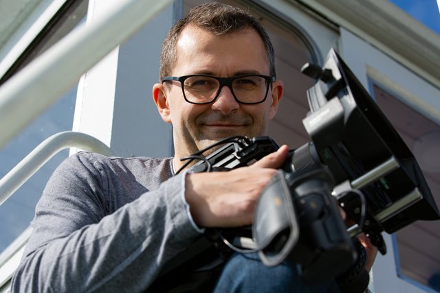 Roland Hofer ist in der Film-Branche tätig.