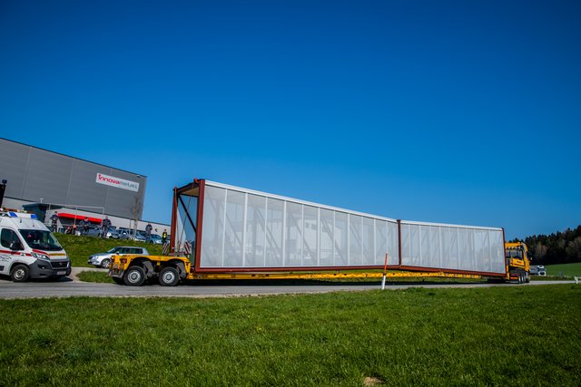 Der gigantische Transport bricht auf.