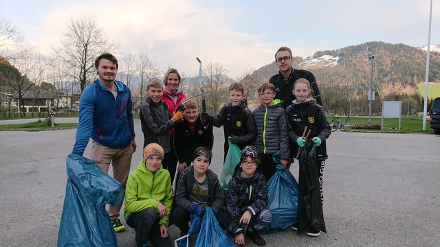 In Walchsee waren besonders die Jungen eifrig bei der Sache, über 50 der rund 150 Aufräumer waren Kinder und Jugendliche.