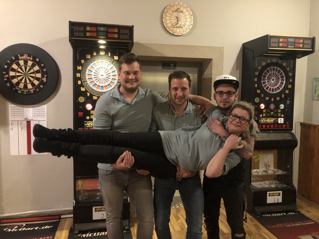 Stefan Münzer, Jürgen Rothschädl und Andreas Kassar tragen Heidi Waldhaus auf Händen.