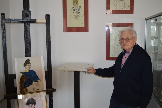 Hier stand die Schiele Büste... jetzt fehlt der Kopf des Künstlers