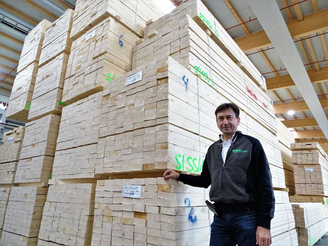 Franz Kirnbauer mit einem der umweltfreundlichen Produkte aus seinem Werk in Ternitz. | Foto: RAXmedia