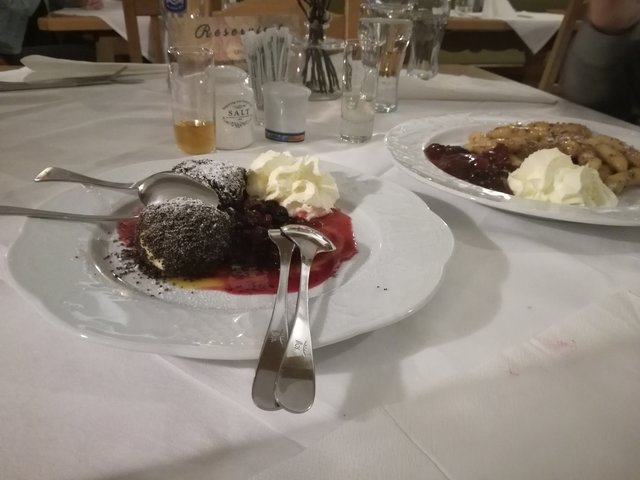 Zurück in der Altstadt, Sackstraße: Finale des Abendessens in der Altsteirischen Schmankerlstube mit Bröselnudeln und Marillenknödel in Mohn-Butterbrösel gewälzt.  | Foto: Katharina Peyerl-Liedel