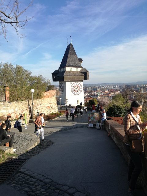 Aufi am Berg! Zugegebenermaßen diesmal nicht zu Fuß, sondern mit dem Schlossberg-Lift. Der Blick von oben auf die Stadt lässt dann keine Wünsche offen! | Foto: Katharina Peyerl-Liedel