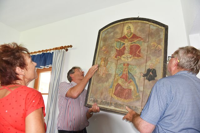 Hinter dem Bild versteckt sich eine schaurige Geschichte. Alois Zehetner mit Rosmarie und Franz Herbst mit dem Bild der Muttergottes.  | Foto: Wolfgang Zarl