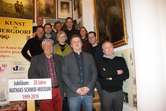 Museumsleiter Erwin Cimarolli, Kustos Peter Scholz und Kunsthistoriker Joseph Imorde (1. Reihe v.l.) mit den TeilnehmerInnen der Tagung im Mathias-Schmid-Museum in Ischgl.