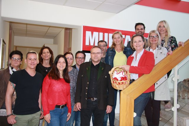 Mit Ostergrüßen stellte sich am Mittwoch, 17. April 2019, Landtagspräsidentin Dr. Bettina Vollath mit LAbg. Gabriele Kolar und SPÖ-Regionalgeschäftsführerin Petra Weiß beim MZ-Team ein. Vollath befindet sich als steirische Spitzenkandidatin der SPÖ für die Europaratswahl bereits im Wahlkampfmodus.	             Foto: Petra Weiß