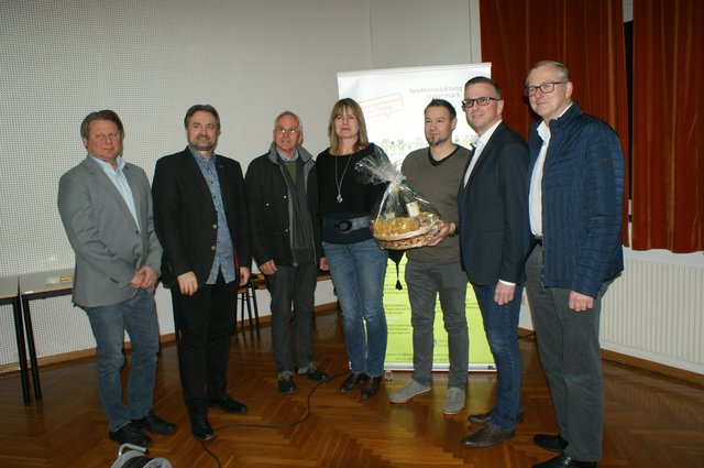 Bürgermeister Helmut, sowie Stadt- und Gemeinderäte folgten interessiert den Ausführungen der Moderatorin.