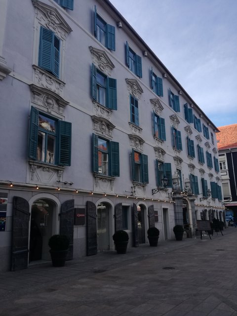 Auf dem Mehlplatz: Ein wunderschönes Haus, in dessen Erdgeschoss L´´ Osteria beheimatet ist. Ums Eck befindet sich der Glockenspielplatz. | Foto: Katharina Peyerl-Liedel