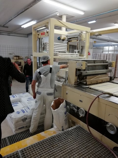 IN diese Maschine wird massenweise Mehl (u.a.) geschüttet | Foto: Werner Achs