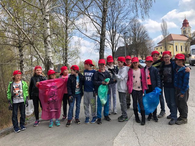 Mit Sammelsäcken ausgestattet ging es raus in die Natur.  | Foto: Gemeinde Eichkögl