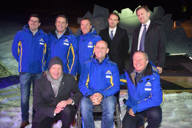 Dr. Christof Schalber (Seilbahn Komperdell), Hubert Pale &amp; Benny Pregenzer (GF Fisser Bergbahnen), Mag. Florian Schieferer (Jugendland Innsbruck), Dr. Reinhard Halder (GF Jugendland Innsbruck), Jörg Schmidt (Leitung SOS Kinderdorf Imst), Wolfgang Timischl (Sport’s Life), Mag. Georg Geiger (GF Seilbahn Komperdell) (v.l.). | Foto: Schwarz