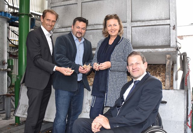 (von li.): Karl Heinz Greil (GF Stadtwerke Schwaz), Marcel Huber (GF SynCraft), Wirtschaftslandesrätin Patrizia Zoller-Frischauf, Rainer Seyrling (Vorstand Landesabteilung Wirtschaft und Wissenschaft).