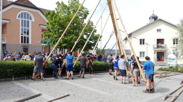 Wenn Der Maibaum Wieder Am Dorfplatz Steht Tanz Lernen www.meinbezirk.at