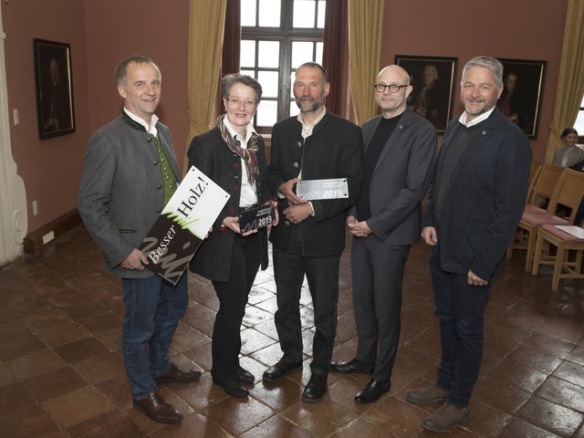 „Besser mit Holz“-Obmann Josef König, Irmtraud Terler,  Friedrich Pink, Tom Kaden und Holzbau-Innungsmeister Oskar Beer. | Foto: Besser mit Holz/Sporer