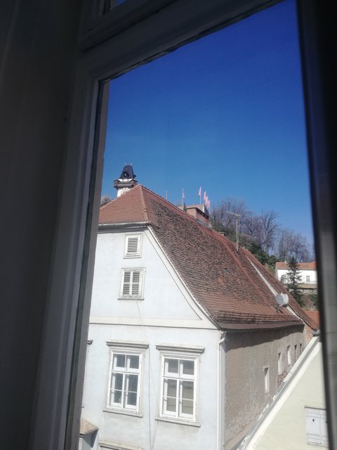 Auch vom Hotelzimmer (Palais Hotel Erzherzog Johann) aus ist der Schlossberg zu sehen.  | Foto: Katharina Peyerl-Liedel