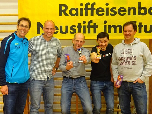 Gernot Schwaiger, Thomas Stank, Andreas Fuchs, Wolfgang Schipflinger und Michael Schwaiger nach dem Tischtennis-Hobbyturnier in Neustift.