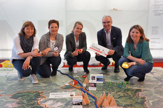 Die Erfinderinnen von "Salzburg begreifen" Susanne Fink (v.li.), Elisabeth Grutschnigg und Gabi Wagner (re.) mit Christine Tyma (Stadt Salzburg/Wissen und Innovation) und Helmut Windinger (Leiter der Stadtbibliothek).
