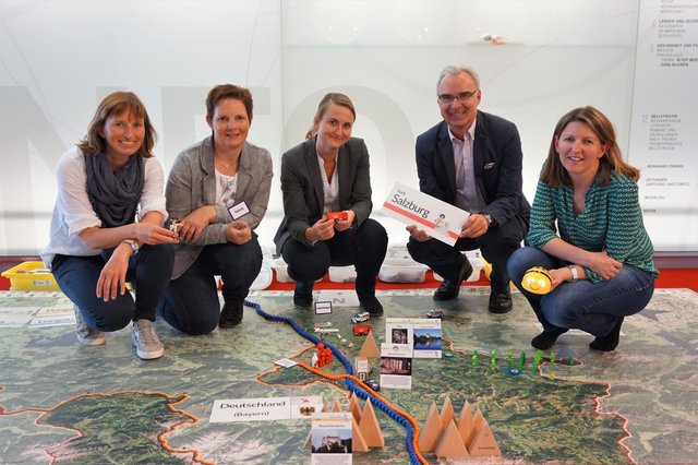 Die Erfinderinnen von "Salzburg begreifen" Susanne Fink (v.li.), Elisabeth Grutschnigg und Gabi Wagner (re.) mit Christine Tyma (Stadt Salzburg/Wissen und Innovation) und Helmut Windinger (Leiter der Stadtbibliothek). | Foto: Stadt Salzburg/Kraxberger