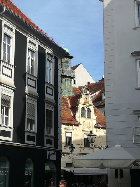 Im Herzen der Altstadt: Das Grazer Glockenspiel, darunter das Glöckl Bräu. | Foto: Katharina Peyerl-Liedel
