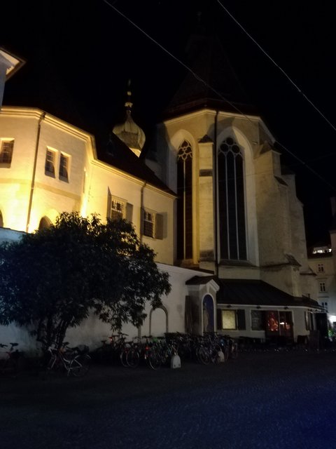 Spaziergang durch Graz bei Nacht: Die beleuchtete Franziskanerkirche im gleichnamigen Stadtviertel. | Foto: Katharina Peyerl-Liedel