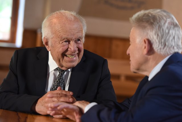 Ex-Landeshauptmänner beim Seniorenbund: Ehrenlandesobmann Josef Ratzenböck (li.) mit Landesobmann Josef Pühringer. | Foto: Seniorenbund