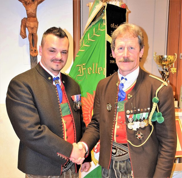 Generationswechsel bei den Feller Schützen St. Johann – Hauptmann Oliver Wieser mit seinem Vorgänger Ehrenhauptmann Alois Foidl (re.) | Foto: Roswitha Wörgötter