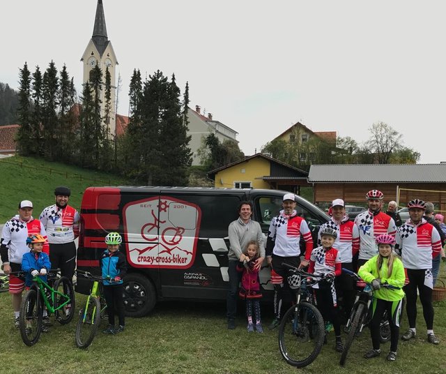 Die Crazy Cross Biker haben sogar einen eigenen Mannschaftsbus organisiert.