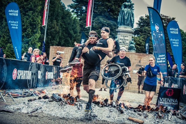 Auch ihr Rollstuhl hinderte Sarah nicht daran am Spartan Race mitzumachen. | Foto: Spartan Race