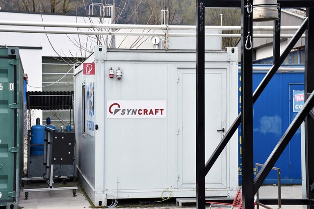 Die Firma SynCraft arbeitet eng mit den Stadtwerken Schwaz zusammen. Auf dem Gelände der Stadtwerke betreibt das Unternehmen gemeinsam mit dem Projektpartner Management Center Innsbruck (MCI) ein Biomasseheizkraftwerk.