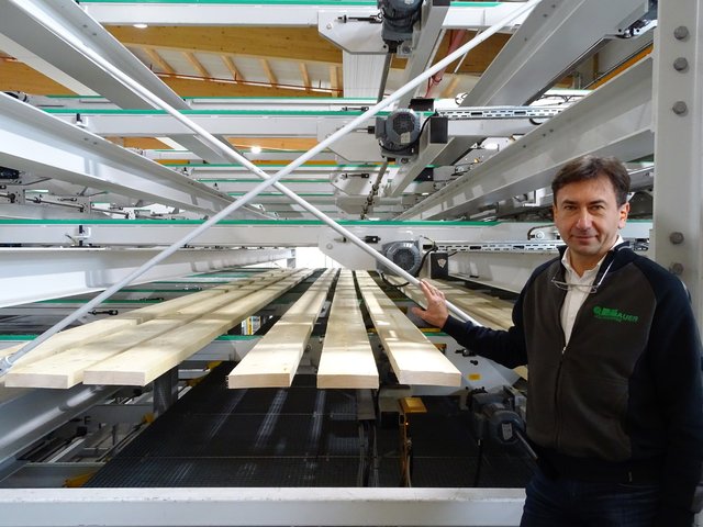 Franz Kirnbauer verwendet zum Trocknen des Holzen Wärme aus dem firmeneigenen Heizwerk. | Foto: RAXmedia