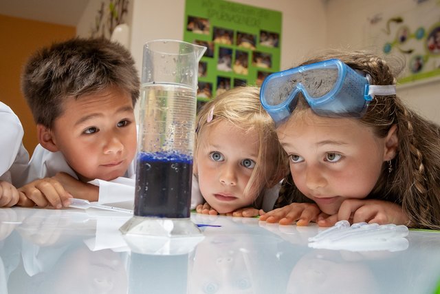 In den beiden Kindergärten in Mittersill gibt es seit einiger Zeit jeweils eine Spürnasenecke. Nun machten sich der Bürgermeister Wolfgang Viertler und viele Unterstützer des Projektes ein Bild vom Erfolg des Labors für Kinder.  | Foto: Spürnasenecke/Chris Hofer