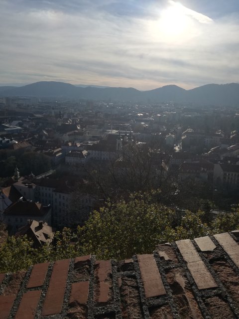 Fernblick über Graz bis zu den Bergen. | Foto: Katharina Peyerl-Liedel