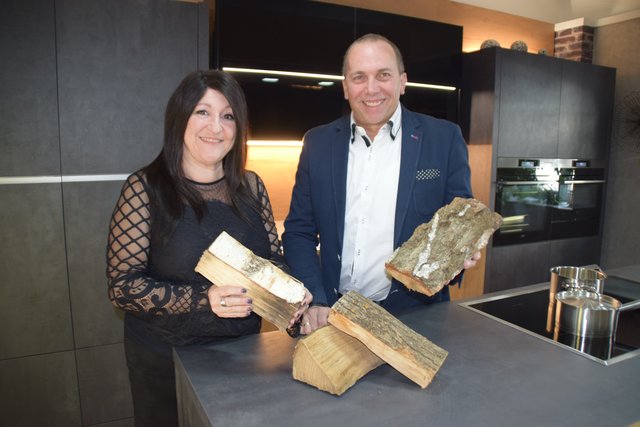 Holz kann eine exklusive Küche besonders machen, wissen Manuela Kysela und Norbert Kozisek vom KDK Küchenstudio. | Foto: Sandra Schütz