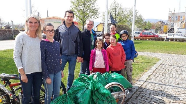 Die Union Fit mit ihren Läufern und ihren Mountainbike Kids war bei der Flurreinigungsaktion in Hartkirchen erstmals dabei - hier beim Abschluss mit Bürgermeister Wolfram Moshammer