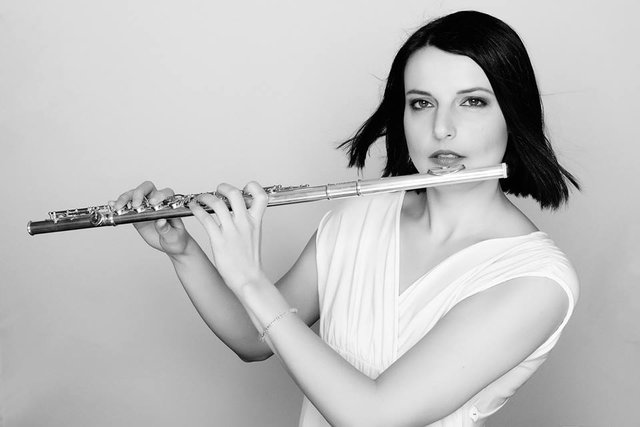 Natalie Raue ist fast nicht ohne Querflöte zu sehen und spielt sie leidenschaftlich gerne.